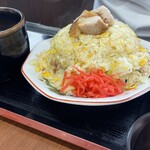 籠屋食堂 - 炒飯 すごい山です。