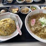 来々軒南口 - 正しい日本の町中華。たくさんの小鉢がこの店の優しさを伝える。