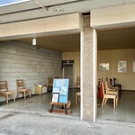 中華そば麦右衛門 - 行列待ち用の外椅子♪