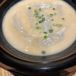 248282348 - 豚骨スープの水餃子！香蘭の坦々スープとは異なる、癖が全くない豚骨スープも肉肉しい餃子には、ベストマッチ！