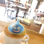 ルイーダの酒場 - スライムのワッフルカフェラテ