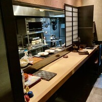 日本料理 ゆるり - 厨房とカウンター席