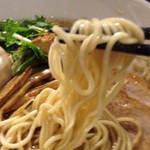 細麺、コシが強く小麦の香りを感じる