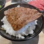 h Yakiniku Agari - ご飯にバウンドさせてから食べます。