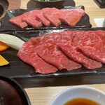 h Yakiniku Agari - ロースは薄いので火が通り過ぎるので半分に畳んで焼くといいと思います。