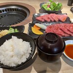 h Yakiniku Agari - ロース御膳+あがりカルビ（写真奥）  ※あじわいロース、キムチ、ナムル、サラダ、ご飯、味噌汁