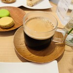 パティスリーシイヤ - ホットコーヒーとマカロン(サービス)