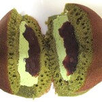 真茶園　茶町本店 - 抹茶どら焼（断面）