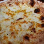 ナポリのかまど - 4種のチーズのピッツア