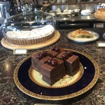 LE CAFE DE L'Officine Universelle Buly - 美味しそうな定番のチョコケーキ　大理石のような台が美しい