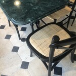 LE CAFE DE L'Officine Universelle Buly - トーネットっぽい椅子も可愛い