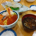 Umakoto Yasube - 小ぶり丼　女性にはピッタリ　サラダとお味噌汁付き