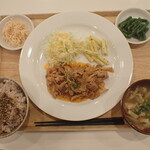 トーコーキッチン - 本日の定食　ポークチャップ　副菜二品、豚汁、ご飯　500円