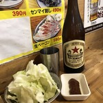 串屋横丁 - ・お通し（辛味噌、キャベツ）：２５０円 ・サッポロラガー中瓶：６５０円