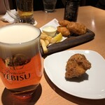 エビスバー - ・エビスプレミアムエール（グラス）：７１０円 ・金の唐揚２個：５８０円 （のうちの取り分けた１個）・真鯛フィッシュ＆チップス：１１００円