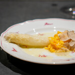 三和 - ホワイトアスパラガススクランブルエッグとサマートリュフ