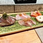 Kakuuchi Kappou Sansai - お造り盛り合わせは全て味付けしてくれてます
                        鰹、コショウダイ、イサキ、鮭、蛸…ひと口毎に酒を合わせるので一合あっという間で困ります
