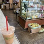 タマル - フルーツ専門店の中にフレッシュジュースを出してくれるジュースコーナーがあります。すぐお店でいただくことも出来ますしテイクアウトも可能です。