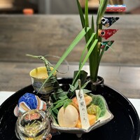 料庵 有とみ - 八寸　鯛の笹寿司　厚焼き卵のサンド　うるいの酢味噌、もろみ豆腐　等