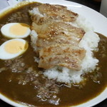 牛すじカレー 小さなカレー家 - (2014年3月再訪)牛すじカレー大盛(500円)に、味噌ぶた(200円)、煮玉子(50円)をつけた。