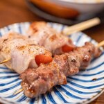 やきとり もつ焼 まるや - 2024.5 トマト肉巻き（275円）、かしら（165円）