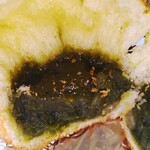 モグモグベーカリー - 抹茶の餡の食感は独特でお餅のようにモチモチしててかなり甘々です。
