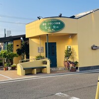 シェヌー - お店。黄色が目立ちます。