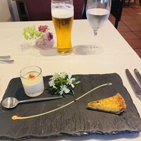 シェヌー - 前菜の前のキッシュとアスパラのムース。