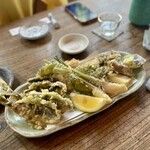 お蕎麦 結 - 夏野菜の加わった野菜天盛と鯵天　鯵天は久しぶりの登場で嬉しくなる、飲み物は蕎麦焼酎帰山のハイボールに