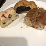 デューカ ディ カマストラ 高島町店 - スコーン（クランベリー&カレンズ):300円、塩あんドーナツ:240円、メキシカンドッグ:380円