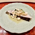 道後 海舟 - 鰆 炭火炙り 新玉葱と酢橘醤油 地木の芽