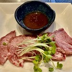 248343710 - 黒毛和牛 黒タンのタン刺し（1890円）