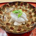 道後 海舟 - 名古屋河豚と新玉葱の酒蒸し 一番出汁 時木の芽