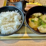 カンデオホテルズ松山大街道 - 揚げがたっぷり入ったお味噌汁と美味しいご飯