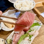 ふるさとゴハン食堂 - おさしみ定食1,880円
                                刺身の厚さが通常の2、3倍はある！マグロ、ハマチ、タイ、タコ。フライは鯵でした