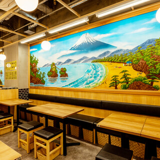 明るく大衆感あふれる店内でゆっくりとお食事を