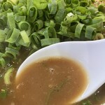 楠本屋 - スープは豚骨醤油。