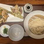 手打ちうどん　 いしづか - もりうどん（小／税込600円）&野菜三点盛り（茗荷、アスパラ、かき揚げ／税込660円）
