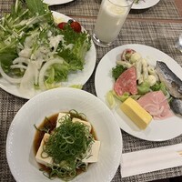 ザ・ループ(ホテルアゴーラリージェンシー大阪堺) - 左上　サラダ　右　ロースハム　サラミ　モッツァレラとペンネのチーズ和え　卵焼き　鰆の焼魚　下　湯豆腐