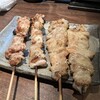 炭火串焼とりと - (左) あわせ 297円×2串、(右)はらみ 220円×2串