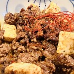 lamb meets ramen - 羊メインなんで、羊のひき肉に、羊のタタキの餡は、お豆腐は少なめ。程良い辛痺です✨️