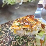 Kaeru Ttei - ミツワソースは落ち着いた甘さ、蒸し中太麺は軟らかでパリパリ派の私には刺さらず
                        千切りキャベツは軽めの火入で甘みが弱い、豚バラ肉はカリッと焼いてあり食感のアクセント
                        やっぱり全体的に私にはあまり刺さらず