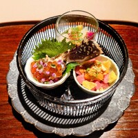 銀座嘉禅 - 海鮮前菜盛り合わせ
                    （ホタテとクラゲの青実山椒、本鮪中トロと雲丹のタルタル、渡り蟹といくらの紹興酒漬け）