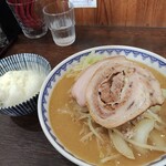 雪ぐに - 味噌らーめん950円+巻きバラチャーシュー150円+野菜増し100円+ライス(小)