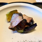 ひがしやま 司 - ◆長野県さんさんファームの放牧豚炭火焼き　黒にんにくソース、賀茂茄子