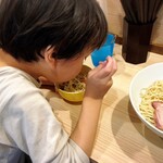 拉麺大公 - つけ麺をガツガツ食べる我が子
