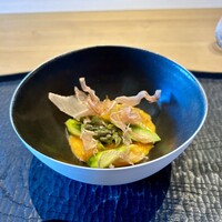 ひがしやま 司 - ◆卵黄たっぷりのシャリ粥、アスパラ、鰹節