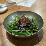 Umakara Chuubou Marukara - 青ネギと韓国海苔のサラダ