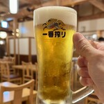 Oshokuji Dokoro Gochisouya - 生ビール(中)　iPhone15 Pro メインカメラ