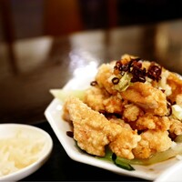 味の中華 羽衣 銀座本店 - 揚げ若鶏の下には青梗菜